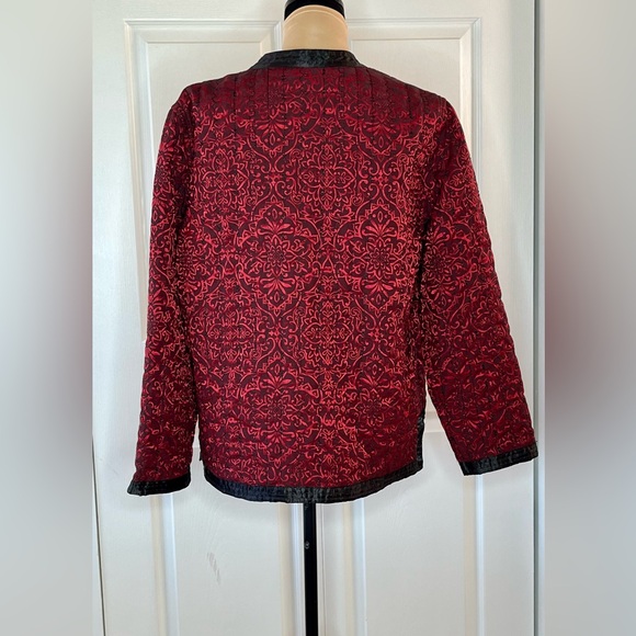 Alfred Dunner Quilted Red and Black Patterned Blazer, size 14 - Picture 4 of 11